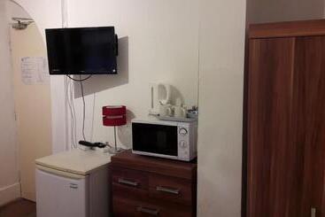 تختخواب و صبحانه Alexandra Guest House