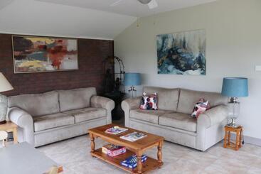 تختخواب و صبحانه Hillview Lodge