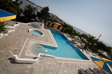 هتل Azolimnos Bay