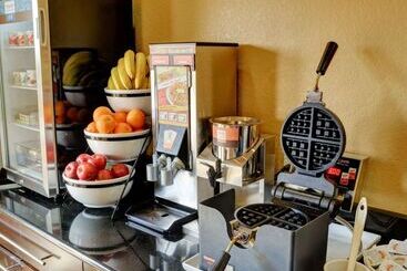 هتل Comfort Inn & Suites Fort Smith I540