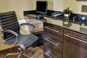 هتل Comfort Inn & Suites Fort Smith I540