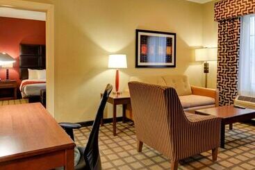 هتل Comfort Inn & Suites Fort Smith I540
