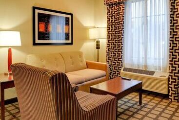 هتل Comfort Inn & Suites Fort Smith I540