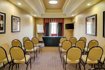 هتل Comfort Inn & Suites Fort Smith I540