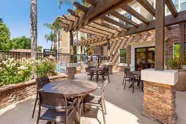 هتل Comfort Inn & Suites Near Ontario Airport