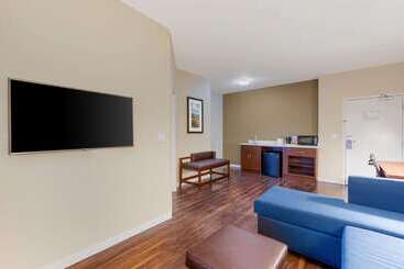 هتل Comfort Inn & Suites Near Ontario Airport