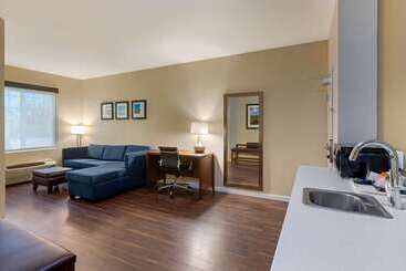 هتل Comfort Inn & Suites Near Ontario Airport