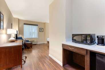 هتل Comfort Inn & Suites Near Ontario Airport