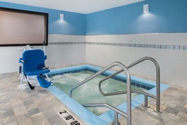 Holiday Inn Express Hotel & Suites Bismarck By Ihg