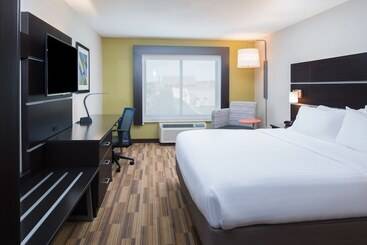 Holiday Inn Express Hotel & Suites Bismarck By Ihg