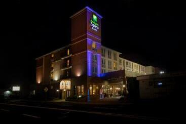 Holiday Inn Express Hotel & Suites Portland Northwest Downtown, An Ihg