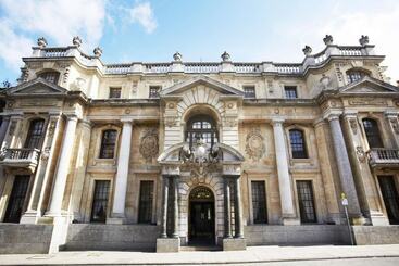 هتل St. Giles House