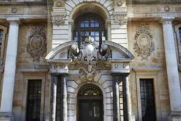 هتل St. Giles House