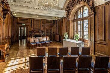هتل St. Giles House