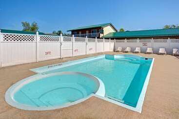 Отель Howard Johnson By Wyndham Gananoque