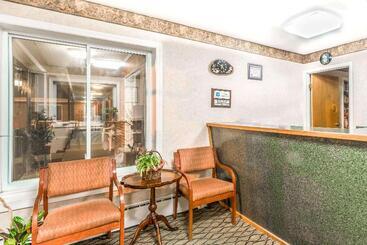 Отель Knights Inn Lenox