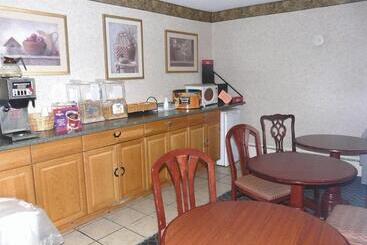 Отель Knights Inn Lenox