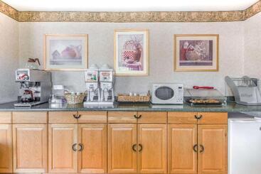 Отель Knights Inn Lenox