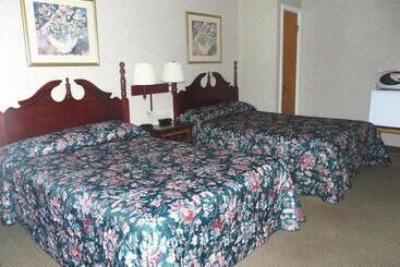 Отель Knights Inn Lenox