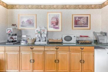 Отель Knights Inn Lenox