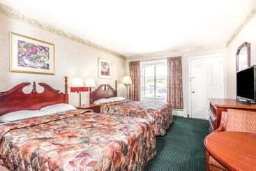 Отель Knights Inn Lenox