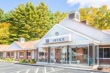 Отель Knights Inn Lenox