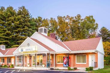 Отель Knights Inn Lenox