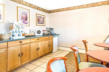 Отель Knights Inn Lenox