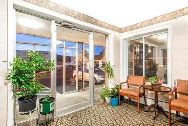 Отель Knights Inn Lenox