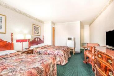 Отель Knights Inn Lenox
