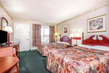 Отель Knights Inn Lenox