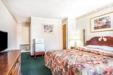 Отель Knights Inn Lenox