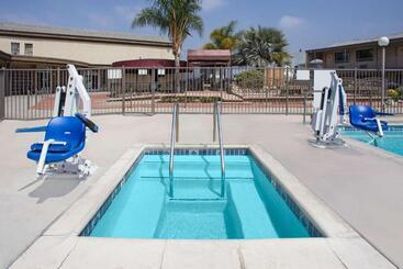 هتل Knights Inn Pico Rivera