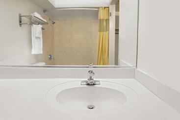 هتل Knights Inn Pico Rivera