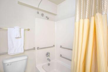 هتل Knights Inn Pico Rivera