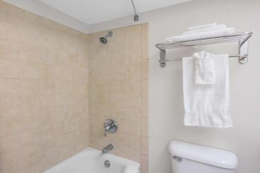 هتل Knights Inn Pico Rivera