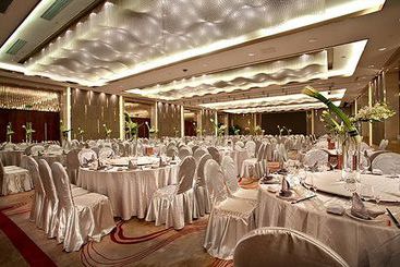 Longchamp Garden Hotel