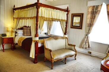 The Hotel Commodore