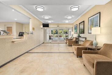 هتل Candlewood Suites Destin Sandestin Area, An Ihg