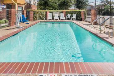هتل Days Inn & Suites By Wyndham Dallas