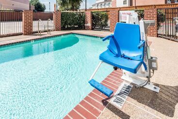 هتل Days Inn & Suites By Wyndham Dallas