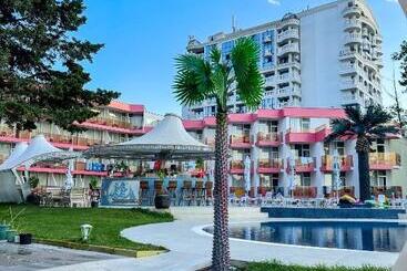 هتل Flamingo Beach