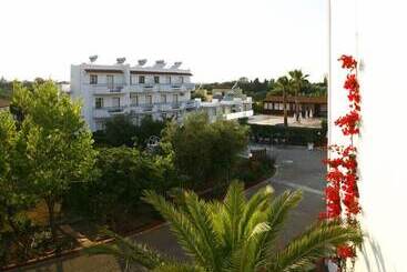 Sandy S Studios Apartments & Log Villas