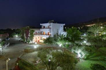 Sandy S Studios Apartments & Log Villas