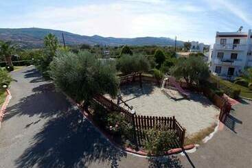 Sandy S Studios Apartments & Log Villas