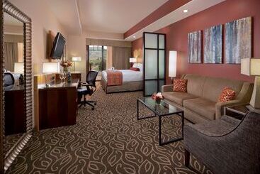 هتل Best Western Premier Ivy Inn & Suites