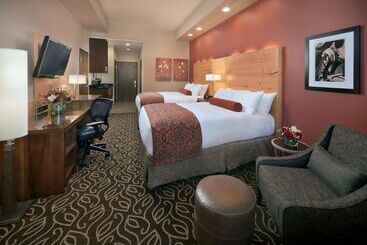 هتل Best Western Premier Ivy Inn & Suites