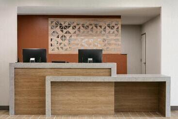هتل Candlewood Suites Fayetteville Fort Bragg, An Ihg