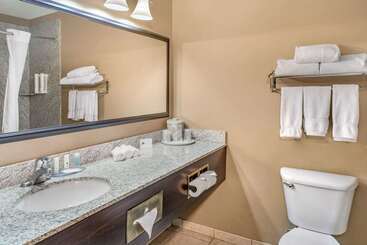 هتل Clarion Pointe Medford