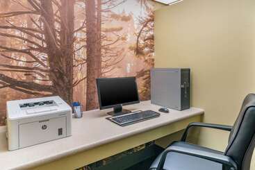 هتل Clarion Pointe Medford